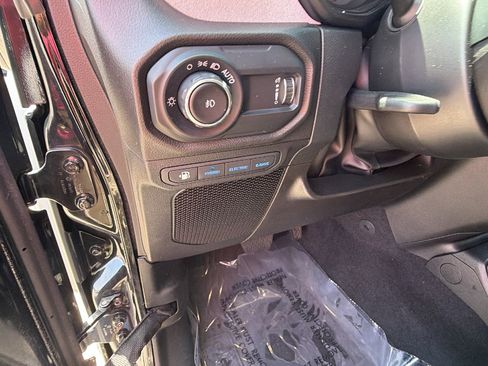 Used 2025 Jeep Wrangler Willys AWD/4WD image 25