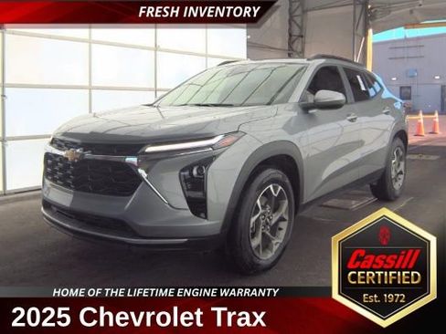 Used 2025 Chevrolet Trax LT FWD image 1