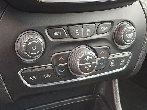 Used 2019 Jeep Cherokee Limited image 19