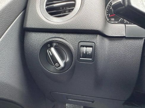 Used 2013 Volkswagen Tiguan S image 21