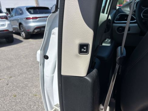 Certified 2024 Chrysler Pacifica Touring-L FWD image 13