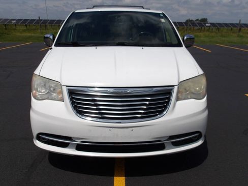 Used 2014 Chrysler Town & Country Touring-L w/ Trailer Tow Group FWD image 3