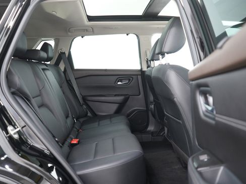 Used 2022 Nissan Rogue SV w/ SV Premium Package image 11