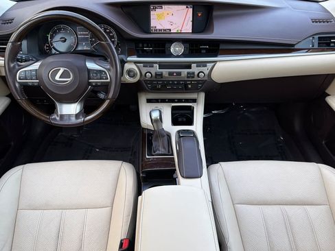 Used 2016 Lexus ES 350 w/ Luxury Package w/Wood Trim FWD image 3