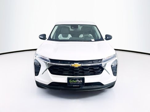 Used 2025 Chevrolet Trax LS FWD image 2