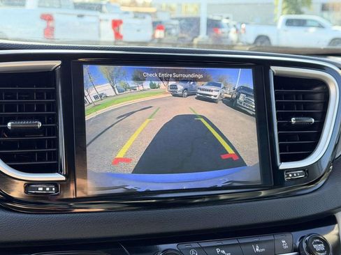 Used 2024 Chrysler Pacifica Touring-L image 4