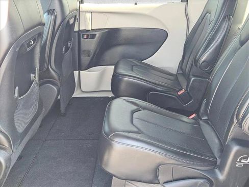 Used 2023 Chrysler Pacifica Touring-L FWD image 17