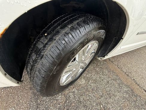 Used 2009 Chrysler Town & Country Limited w/ Entertainment Group #3 image 9