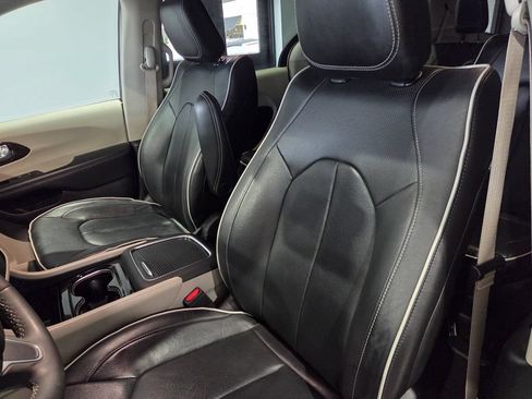 Used 2023 Chrysler Pacifica Limited FWD image 10