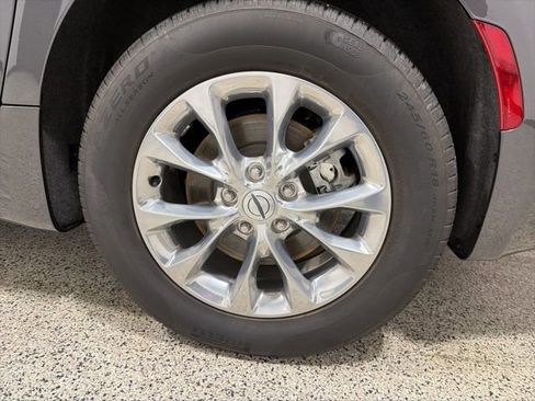 Used 2023 Chrysler Pacifica Touring-L image 31