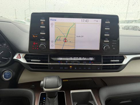 Used 2021 Toyota Sienna XLE w/ XLE Plus Package FWD image 27