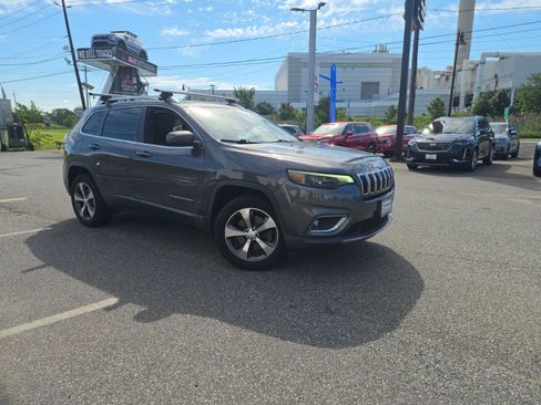 Used 2019 Jeep Cherokee Limited AWD/4WD image 2