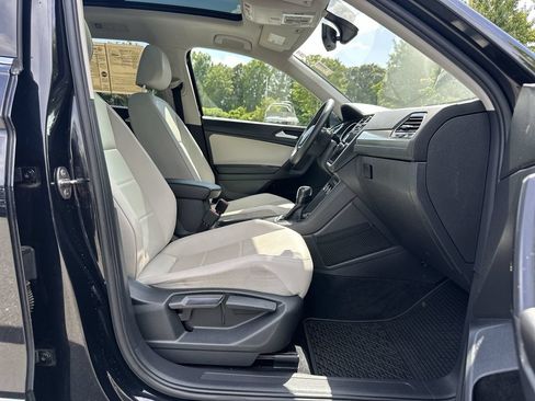 Used 2021 Volkswagen Tiguan SE w/ Panoramic Sunroof Package FWD image 30