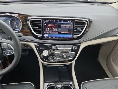 Used 2023 Chrysler Pacifica Limited FWD image 24