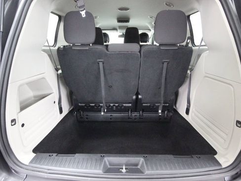 Used 2019 Dodge Grand Caravan SE w/ UConnect Hands-Free Group image 5