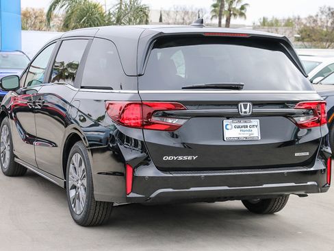 New 2026 Honda Odyssey Touring image 7