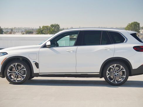 Used 2026 BMW X5 xDrive50e w/ Premium Package AWD/4WD image 4