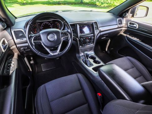 Used 2019 Jeep Grand Cherokee Laredo w/ Security & Convenience Group RWD image 21