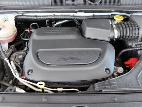 Used 2021 Chrysler Voyager Lxi image 36