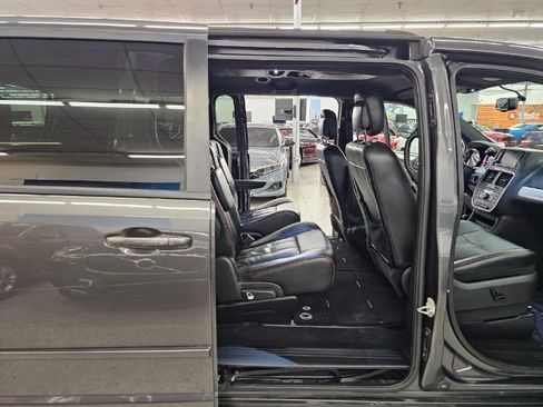 Used 2017 Dodge Grand Caravan GT image 32