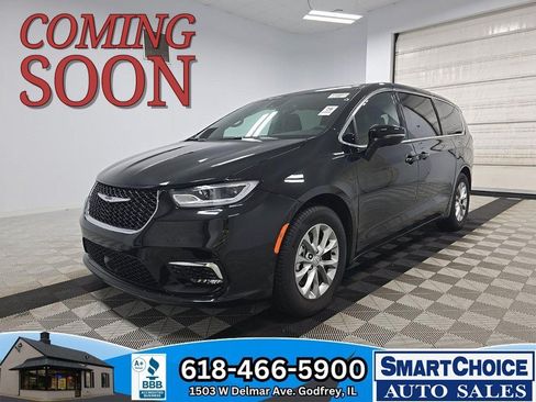 Used 2026 Chrysler Pacifica Limited FWD image 1