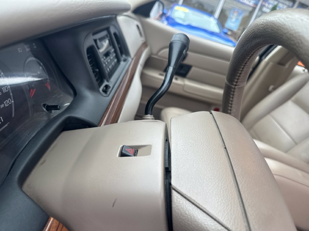 Used 2005 Ford Crown Victoria LX RWD image 25