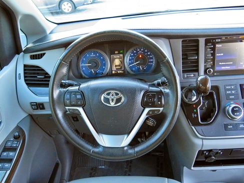 Used 2020 Toyota Sienna XLE image 24