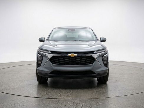 Used 2025 Chevrolet Trax LT FWD image 2
