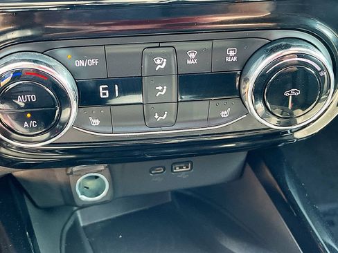 Used 2025 Chevrolet Trax RS w/ Sunroof Package FWD image 20