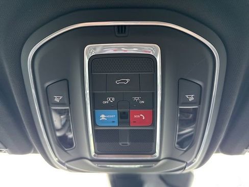 Used 2022 Jeep Grand Cherokee Trailhawk w/ Luxury Tech Group III image 18