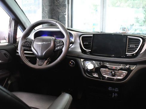 Used 2022 Chrysler Pacifica Touring-L w/ S Appearance Package FWD image 24