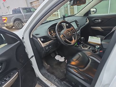 Used 2017 Jeep Cherokee Limited image 6