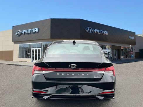 Used 2022 Hyundai Elantra Limited image 8