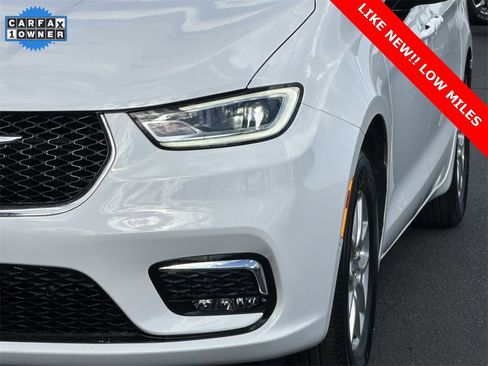 Used 2025 Chrysler Pacifica Select image 35