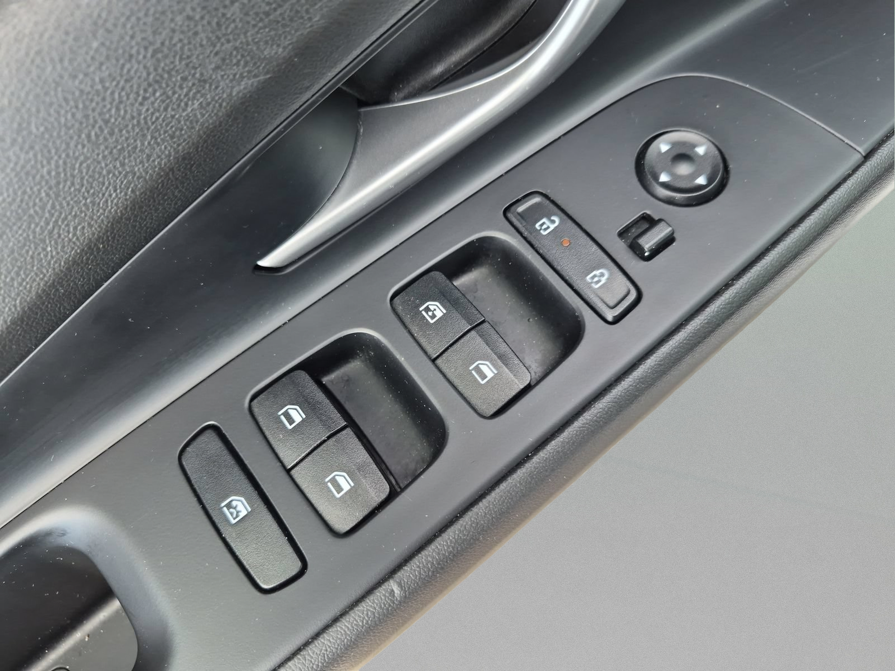 Used 2025 Hyundai Elantra SEL FWD image 16