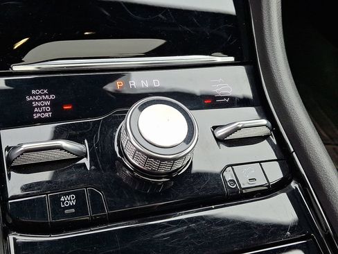 Used 2022 Jeep Grand Cherokee Overland w/ Luxury Tech Group IV AWD/4WD image 16