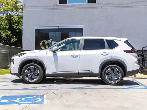Used 2024 Nissan Rogue SV FWD image 4