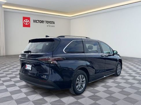 Used 2024 Toyota Sienna XLE image 4