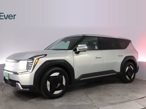 Used 2024 Kia EV9 Light Long Range RWD image 18
