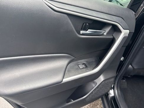 Used 2022 Toyota RAV4 XLE Premium image 17