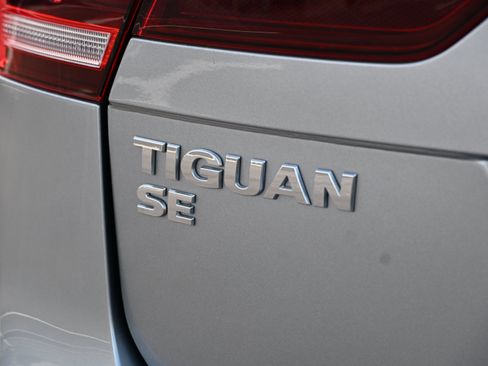 Used 2021 Volkswagen Tiguan SE w/ Panoramic Sunroof Package FWD image 34