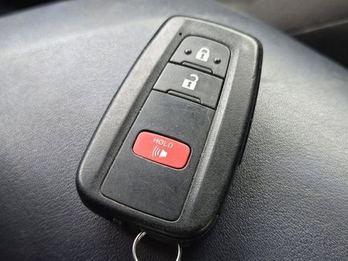 Used 2021 Volkswagen Tiguan SE image 33