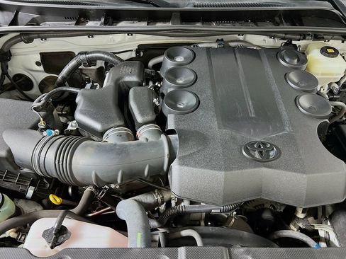 Certified 2018 Toyota 4Runner SR5 AWD/4WD image 26