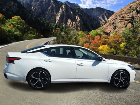 Used 2023 Nissan Altima 2.5 SR image 2