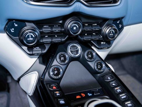 Used 2023 Aston Martin V8 Vantage Coupe RWD image 23
