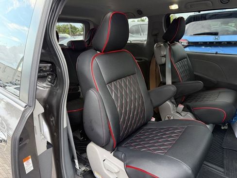 Used 2017 Toyota Sienna LE image 31