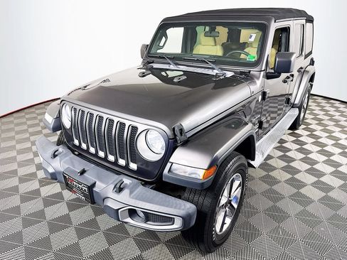 Used 2018 Jeep Wrangler Unlimited Sahara w/ Safety Group AWD/4WD image 3