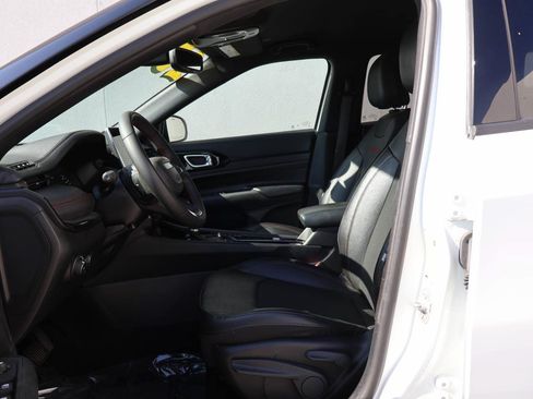 Used 2025 Jeep Compass Trailhawk AWD/4WD image 8