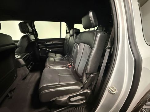 Used 2024 Jeep Wagoneer L Series II w/ Flexible Seating Group AWD/4WD image 8