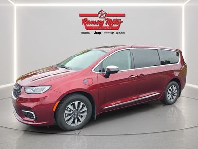 Used 2023 Chrysler Pacifica Limited